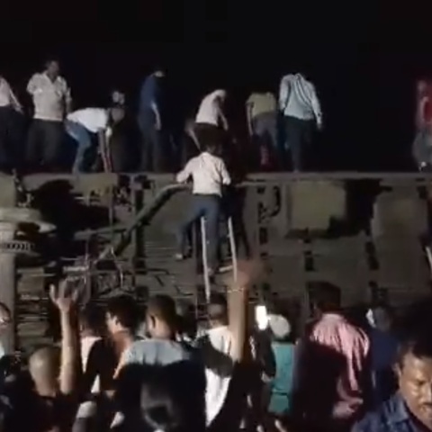 Ινδία: Τουλάχιστον 50 νεκροί και 300 τραυματίες σε σιδηροδρομικό δυστύχημα στην Οντίσα - Σε εξέλιξη επιχείρηση διάσωσης.