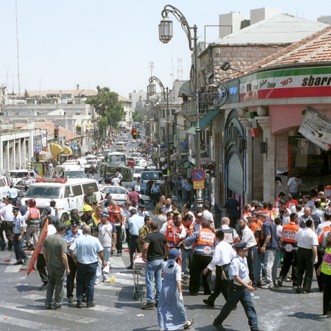 Τραυματίες, νεκροί και καταστροφές έξω από την πιτσαρία όπου καταγράφηκε επίθεση βομβιστή - καμικάζι στις 9 Αυγούστου του 2001 - Σε αυτή τραυματίστηκε η Chana Nachenberg
