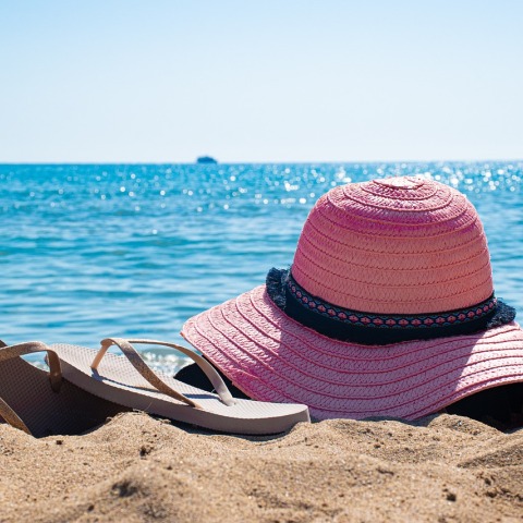 Σαγιονάρες και καπέλο σε παραλία