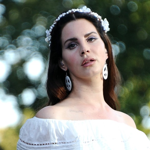 Η Λάνα Ντελ Ρέι και ο πατέρας της κυκλοφόρησαν νέο τραγούδι - Στη δημοσιότητα το «Lost at Sea», από το άλμπουμ που κάνει παγκόσμια πρεμιέρα στις 9 Ιουνίου.