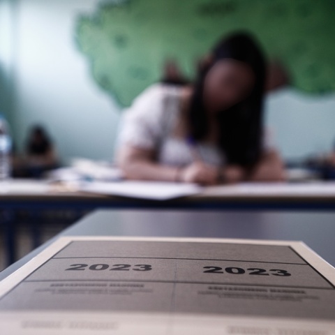 Υποψήφιοι των Πανελληνίων σε εξεταστικό κέντρο - Στο προσκήνιο το τετράδιο απαντήσεων με το έτος των εξετάσεων