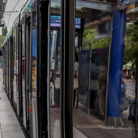 Τροποποιήσεις στα δρομολόγια του Τραμ το Σάββατο λόγω του 1ου Νυχτερινού Αγώνα Δρόμου Νέας Σμύρνης: Τι θα ισχύσει στις μετακινήσεις από τις 20:00 έως τις 23:00.