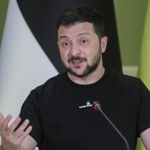 Η Ουκρανία είναι «αδύνατο» να γίνει μέλος του ΝΑΤΟ όσο συνεχίζεται ο πόλεμος της Ρωσίας, δήλωσε ο πρόεδρος Ζελένσκι - Γιατί ανησυχούν οι δυτικές κυβερνήσεις.