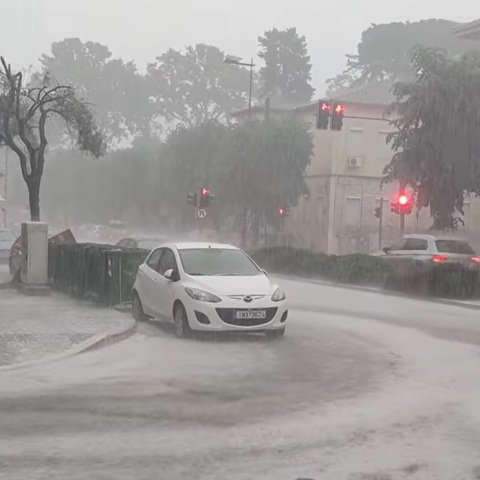 Ιωάννινα: Προβλήματα από την πρωτοφανή χαλαζόπτωση - Χρειάστηκαν 15 λεπτά για να πλημμυρίσουν δρόμοι και σπίτια - Η πυροσβεστική δέχεται αλλεπάλληλες κλήσεις.