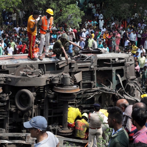 Ινδία: Σε δυσλειτουργία του συστήματος σηματοδότησης οφείλεται η σιδηροδρομική τραγωδία στην Οντίσα, σύμφωνα με τις πρώτες ενδείξεις.