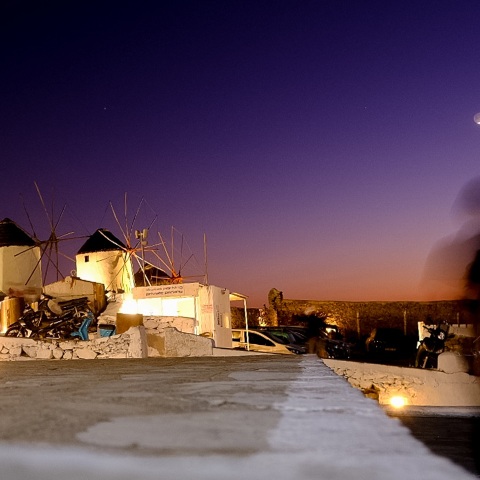 Μύκονος: Έφοδος της ΕΛ.ΑΣ. σε πάρτι σε βίλα στο βόρειο τμήμα του νησιού - Πέντε συλλήψεις για ναρκωτικά και διατάραξη κοινής ησυχίας.