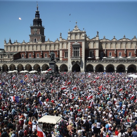 Πολωνία: Μαζική αντικυβερνητική διαδήλωση στη Βαρσοβία - Για 500.000 συμμετέχοντες κάνουν λόγο οι διοργανωτές - Παρόντες Ντόναλντ Τουσκ και Λεχ Βαλέσα.