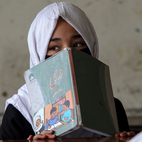 Αφγανιστάν: Εξήντα μαθήτριες νοσηλεύτηκαν αφού δηλητηριάστηκαν στο σχολείο - Άγνωστο ποια ουσία χρησιμοποιήθηκε ή ποιος κρύβεται πίσω από το επεισόδιο.