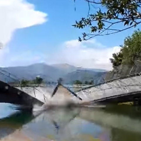 Άρτα: Κατέρρευσε ξύλινη πεζογέφυρα στο παραποτάμιο πάρκο της πόλης - Τόπος παιχνιδιού το σημείο όπου διαδραματίστηκε το συμβάν.