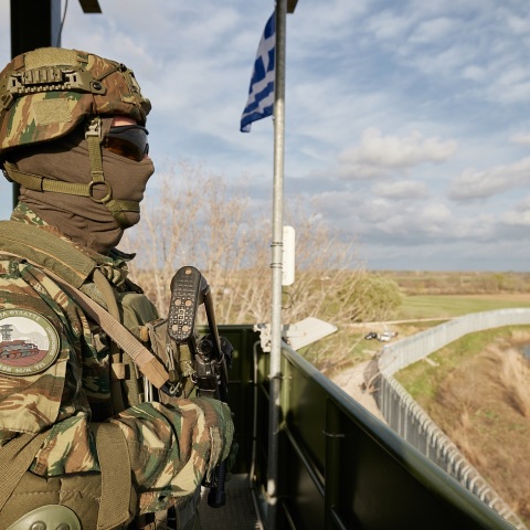 Έβρος: Σύσκεψη στο Μέγαρο Μαξίμου υπό τον πρωθυπουργό Ιωάννη Σαρμά για το ζήτημα της διακίνησης μεταναστών σε νησίδες - Σε εγρήγορση οι ελληνικές αρχές.