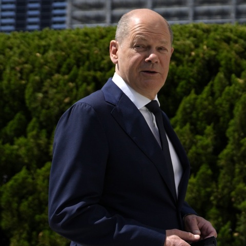 Γερμανία: Ο καγκελάριος Όλαφ Σολτς απαντά αγανακτισμένος σε ομάδα πολιτών που φώναζε συνθήματα εναντίον της πολιτικής του για την Ουκρανία.