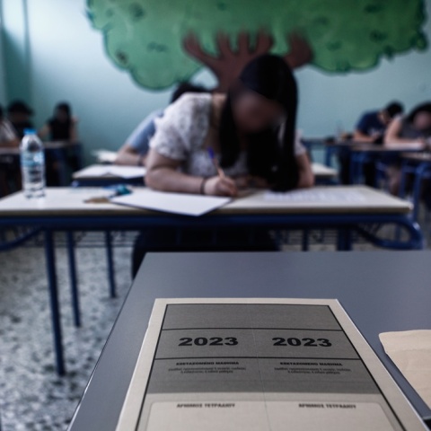 Πανελλήνιες Εξετάσεις 2023: Υποψήφια στο θρανίο της αναμένει τα θέματα 