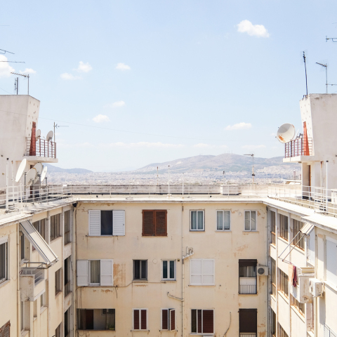 «Athens' Polykatoikias 1930-1975»: Το βιβλίο - λεύκωμα για τις πολυκατοικίες της Αθήνας από τον φωτογράφο Δημήτρη Κλεάνθη και τον αρχιτέκτονα Kilian Schmitz-Hübsch.