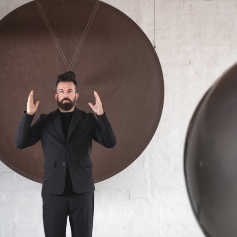 Ο Κωνσταντίνος Ρήγος στο Ίδρυμα Takis με μια περφόρμανς εμπνευσμένη από το έργο του διάσημου εικαστικού