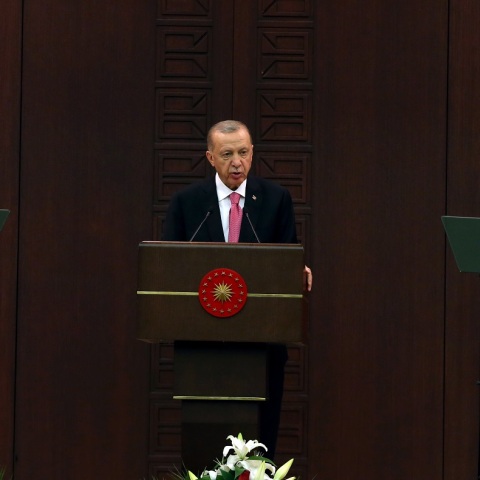 Τουρκία: Οδηγήθηκε στη φυλακή ένας δεκαεξάχρονος επειδή ζωγράφισε «χιτλερικό» μουστάκι σε προεκλογική αφίσα του προέδρου Ερντογάν.