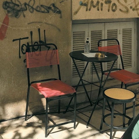 Τραπεζάκια σε ασυνήθιστες θέσεις σε δημόσιους χώρους 