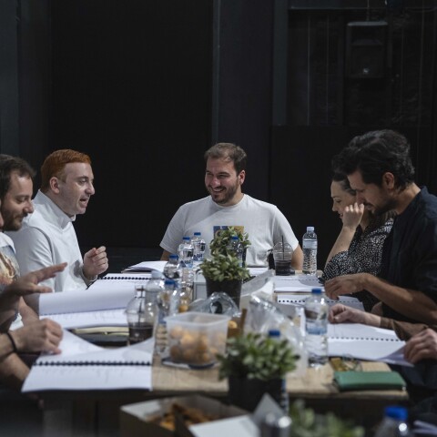 Ο θίασος στην πρώτη ανάγνωση του έργου