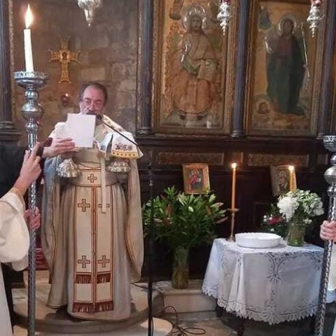 Ιερέας τέθηκε σε αργία επειδή έντυσε παπαδάκια δύο κορίτσια σε εκκλησία στην Πλάκα - Αντιδράσεις και κύμα στήριξης μετά την απόφαση της αρχιεπισκοπής Αθηνών.