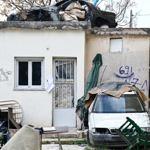 Ίλιον - ομαδικός βιασμός 15χρονου: Με εντάσεις λόγω ακατάλληλης αίθουσας της Ευελπίδων ξεκίνησε η δίκη των 12 ανήλικων κατηγορουμένων.