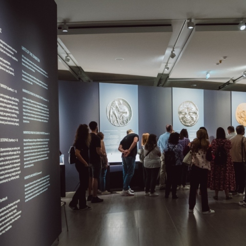 Ξενάγηση στην έκθεση «H άλλη όψη τoυ νομίσματος: Ένα ταξίδι στην ιστορία» της Alpha Bank στο Ίδρυμα Β. & Ε. Γουλανδρή