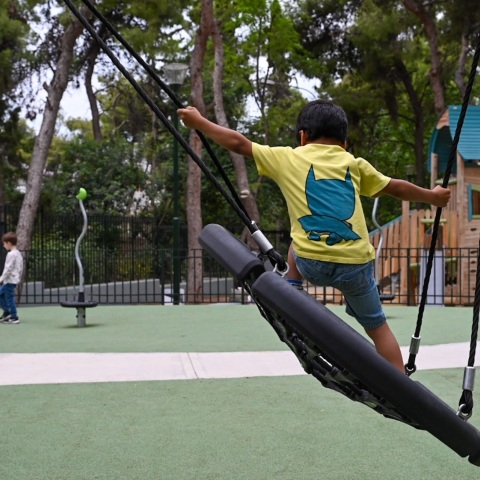 Δήμος Αθηναίων: Νέος παιχνιδότοπος στην καρδιά του Άλσους Ιλισίων - Ο καταπράσινος χώρος έχει διαμορφωθεί με τα πιο σύγχρονα πρότυπα ασφαλείας.
