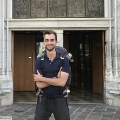 Αυτός είναι ο ήρωας με το σακίδιο που αντιμετώπισε τον δράστη στην παιδική χαρά στη Γαλλία