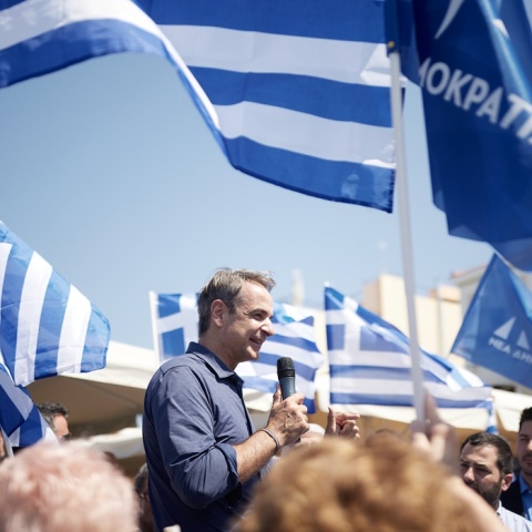 Ο Κυριάκος Μητσοτάκης μαζί με φίλους της ΝΔ που κρατούν σημαίες της Ελλάδας και του κόμματος