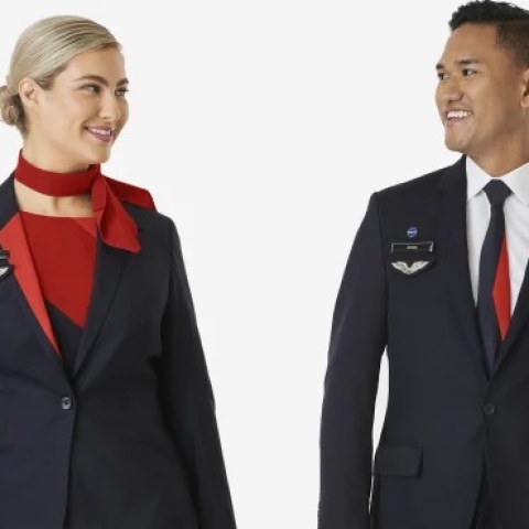 Αυστραλία: Η αεροπορική εταιρεία Qantas καταργεί τις στολές με βάση το φύλο - Η νέα γραμμή ακολουθεί τα αιτήματα των συνδικάτων.