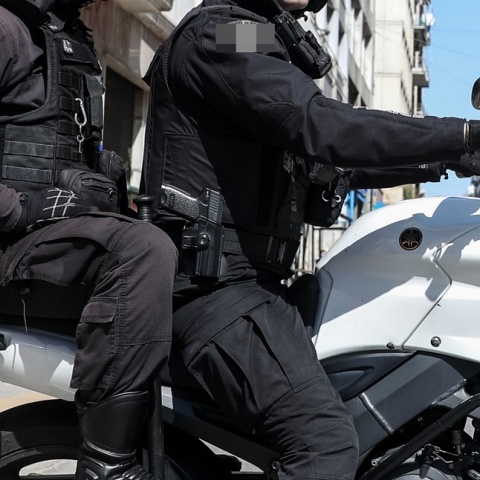 Αστυνομικοί πάνω σε μηχανή της ΕΛ.ΑΣ.