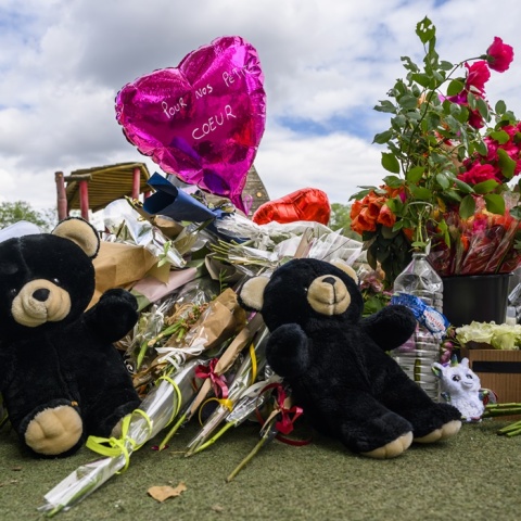 Λουλούδια, μπαλόνια και αρκουδάκια στην παιδική χαρά όπου καταγράφηκε η επίθεση με μαχαίρι στην πόλη Ανεσίν της Γαλλίας