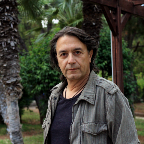 Γιάννης Κότσιρας - Συνέντευξη: Ο τραγουδιστής μιλάει για τη μουσική, τη ζωή, την πολιτική και την εποχή μας, πριν τη συναυλία του στο Βεάκειο Θέατρο Πειραιά, την Τρίτη 13 Ιουνίου.