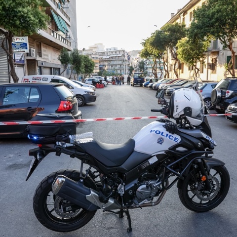 Κορδέλα της αστυνομίας και μηχανή έχουν αποκλείσει το σημείο όπου εντοπίστηκε το αυτοκίνητο με τον βαρύ οπλισμό στον Νέο Κόσμο