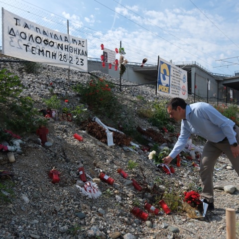 Ο Αλέξης Τσίπρας στο σημείο της τραγωδίας στα Τέμπη