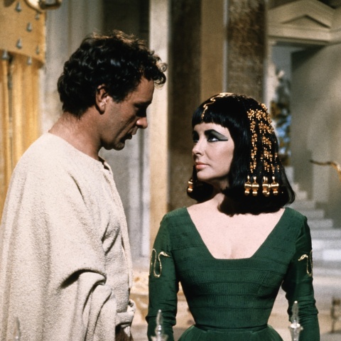 Η Ελίζαμπεθ Τέιλορ και ο Ρίτσαρντ Μπάρτον σε σκηνή της ταινίας «Κλεοπάτρα» το 1963