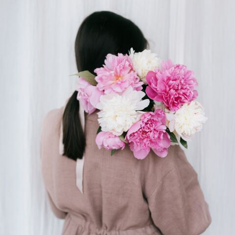 Λίγα λουλούδια στον ώμο γυναίκας 