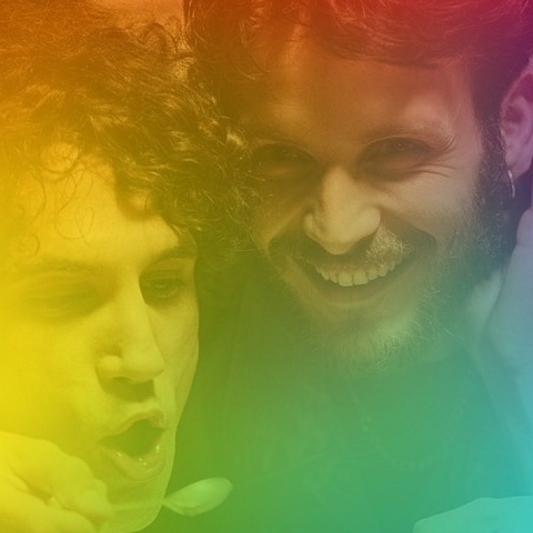 Στα χρώματα του Athens Pride 2023 η φωτογραφία του γκέι ζευγαριού της σειράς «Maestro»