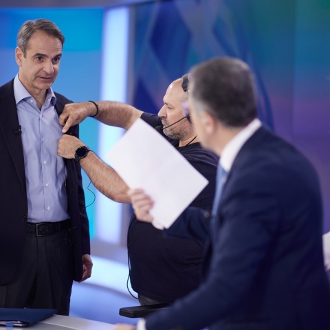 Ο Κυριάκος Μητσοτάκης στα παρασκήνια της συνέντευξής του στον ΣΚΑΪ