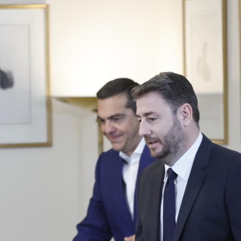 Εκλογές 2023: Η μάχη ΣΥΡΙΖΑ - ΠΑΣΟΚ-ΚΙΝΑΛ για τη θέση της αντιπολίτευσης και το ύφος της πολιτικής αντιπαράθεσης.