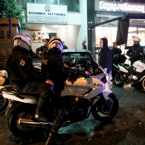 Αστυνομικοί πάνω σε μηχανή έξω από αστυνομικό τμήμα