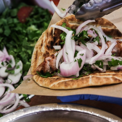 Τυλιχτής σε ψητοπωλείο ετοιμάζει πιτόγυρο