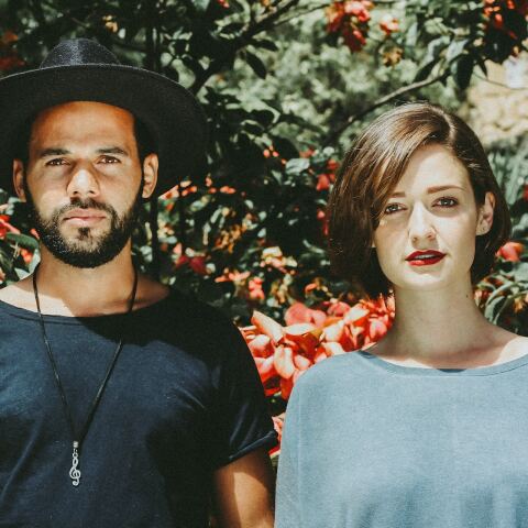 Άνδρας και Γυναίκα κοιτάζουν στον φακό