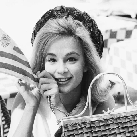 H Αλίκη Βουγιουκλάκη καθισμένη σ' ένα τραπεζάκι στη Via Veneto στη Ρώμη τον Σεπτέμβρη του 1962 © Keystone/Hulton Archive/Getty Images