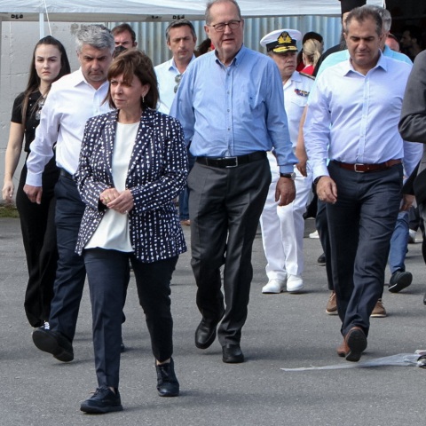 Ναυάγιο στην Πύλο: Η Κατερίνα Σακελλαροπούλου στην Καλαμάτα - Η Πρόεδρος της Δημοκρατίας μετέβη στο σημείο όπου μεταφέρονται οι διασωθέντες μετανάστες.