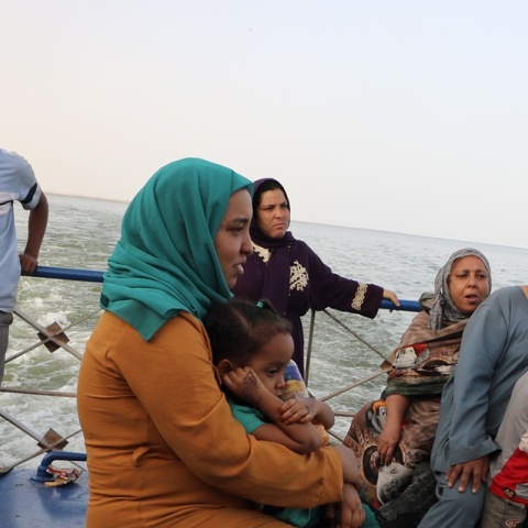 Πολίτες κάθε ηλικίας ταξιδεύουν με πλοιάριο μετά τη φυγή τους από του Σουδάν, λόγω του πολέμου