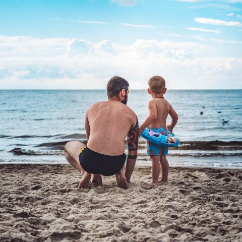 Πατέρας με τον γιο του στην ακρογιαλιά - Ο μικρός φοράει κουλούρα
