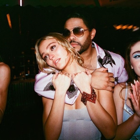 «The Idol»: Αντιδράσεις για την ερωτική σκηνή μεταξύ της Λίλι-Ρόουζ Ντεπ και του The Weeknd - 100.000 λιγότεροι θεατές σε σχέση με την πρεμιέρα.