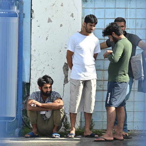 Ναυάγιο στην Πήλο - Στιγμιότυπο από το λιμάνι της Καλαμάτας - Μετανάστες αναμένουν νεότερα για την τραγωδία