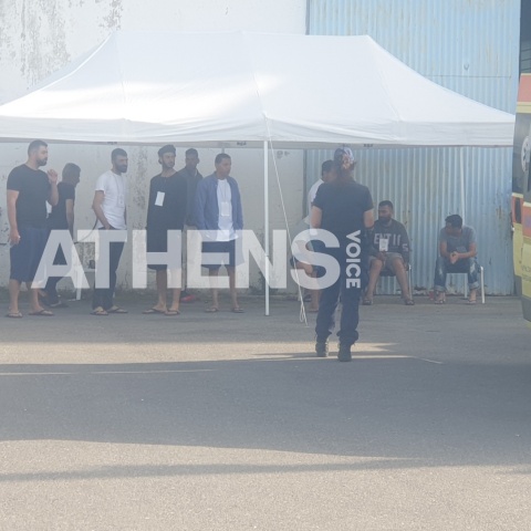 Ναυάγιο στην Πύλο - Στο λιμάνι της Καλαμάτας συγγενείς 