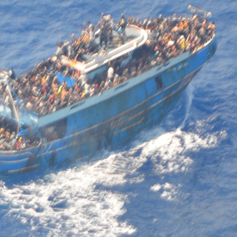 Ναυάγιο στην Πύλο: Φωτογραφία που δόθηκε στην δημοσιότητα από το Λιμενικό Σώμα - Ελληνική Ακτοφυλακή και απεικονίζει το αλιευτικό σκάφος με μεγάλο αριθμό μεταναστών να πλέει στα διεθνή ύδατα νοτιοδυτικά της Πελοποννήσου