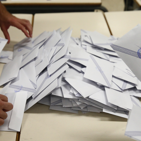 Άνοιγμα κάλπης σε εκλογικό τμήμα των Πατησίων μετά το τέλος της εκλογικής διαδικασίας των εθνικών εκλογών, Κυριακή 21 Μαΐου 2023